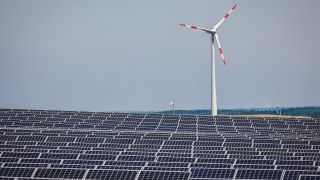 Solarpark und Windrad auf der Halde Deusenberg