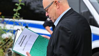 Michael StÃ¼bgen (CDU), Innenminister von Brandenburg, kommt zu einer Pressekonferenz bei einer Polizeikontrolle gegen Schleuser.