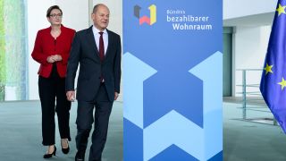 Bundeskanzler Olaf Scholz (SPD, r) und Klara Geywitz (SPD), Bundesministerin fÃ¼r Wohnen, Stadtentwicklung und Bauwesen, kommen zu einem Statement