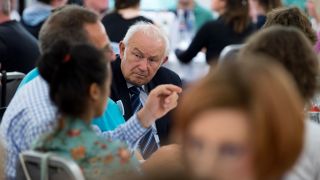 GÃ¼nther Beckstein (CSU), frÃ¼herer MinisterprÃ¤sident von Bayern, nimmt an einer Tischrunde des Â«BÃ¼rgerrates DemokratieÂ» teil.