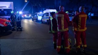 Einsatzfahrzeuge und KrÃ¤fte von Polizei und Feuerwehr stehen bei einem Einsatz an einer Kreuzung in der HeideckstraÃe in Berlin-NeukÃ¶lln (Bild: dpa / Paul Zinken)