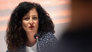 Cansel Kiziltepe (SPD), Berliner Senatorin für Arbeit, Soziales, Gleichstellung, Integration, Vielfalt und Antidiskriminierung, spricht während einer Pressekonferenz