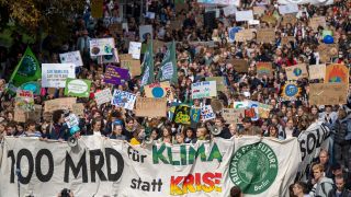 Archivbild: Zahlreiche Menschen ziehen beim Klimastreik 2022 mit Plakate und Schildern mit Forderungen an die Politik durch die Berliner Innenstadt. 