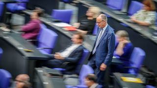 Friedrich Merz (CDU), CDU-Bundesvorsitzender und Unionsfraktionsvorsitzender, nimmt im Plenum des Bundestags an der Sitzung teil.