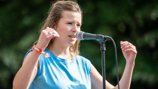 Luisa Neubauer, Klimaaktivistin fÃ¼r Fridays for Future, spricht bei einer Demonstration