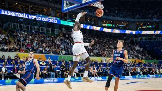 Dennis Schröder wirft den Ball in den Korb beim WM-Finale gegen Serbien.