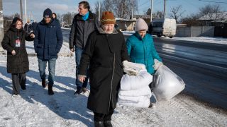 Martin Kessler, Direktor der Diakonie Katastrophenhilfe, und Mario GÃ¶b, Programmkoordinator der Ukraine-Krise in Ivanivka