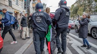 symbolbild: Polizeieinsatz gegen PalÃ¤stina-UnterstÃ¼tzer in Berlin-NeukÃ¶lln