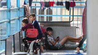 Gaza-Stadt: PalÃ¤stinensische Kinder halten sich auf dem GelÃ¤nde einer Schule, die von den Vereinten Nationen betrieben wird und wÃ¤hrend des Konfliktes als Schutzort dient, auf