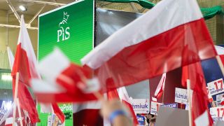 Polnische Flaggen werden bei einer Veranstaltung der PiS geschwenkt. 