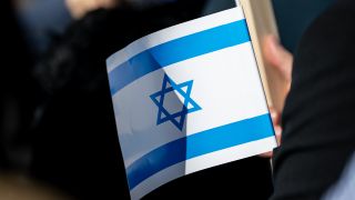 Menschen nehmen an einer SolidaritÃ¤tsdemo fÃ¼r Israel auf dem Pariser Platz am Brandenburger Tor teil. (Bild: dpa/ Fabian Sommer)