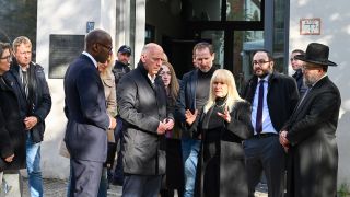 Kai Wegner, Joe Chialo und Iris Spranger besuchen die Synagoge an der Brunnenstraße 33 in Berlin, die Ziel eines Anschlags war.