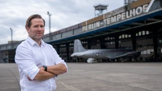 Fabian Schmitz-Grethlein, GeschÃ¤ftsfÃ¼hrer von Tempelhof Projekt GmbH, steht auf dem Vorfeld des ehemaligen Flughafens Tempelhof (Bild: dpa/ Monika Skolimowska)