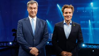 Markus SÃ¶der (CSU, l), MinisterprÃ¤sident von Bayern, und Ludwig Hartmann (BÃ¼ndnis 90/Die GrÃ¼nen), Fraktionsvorsitzender im bayerischen Landtag, stehen nebeneinander im Fernsehstudio nach dem TV-Duell der Sendung 