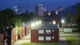 Eine FlÃ¼chtlingsunterkunft aus Containern steht im SÃ¼den von Leipzig (Bild: picture alliance/dpa | Sebastian Willnow)