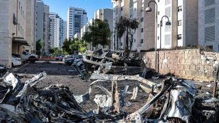 AutotrÃ¼mmerl liegen nach schweren Angriffen der Hamas auf der StraÃe