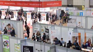 Archivbild: Blick in die Jobmesse fÃ¼r GeflÃ¼chtete und Migranten (Bild: picture alliance / Janne Kieselbach/dpa/ZB 