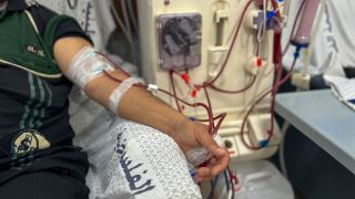 Archivbild: Ein Mann hÃ¤ngt an einem DialysegearÃ¤t in einem Kranknehaus im Gazastreifen (Bild: picture alliance / ZUMAPRESS.com | Ayman Al Gedi)