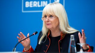 Archivbild: Iris Spranger (SPD), Berlins Innensenatorin, erklÃ¤rt nach einer Sitzung des Berliner Senats, dass die Kosten fÃ¼r die Austragung der EM steigen. (Bild: dpa/ Christophe Gateau) 