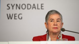 Irme Stetter-Karp, PrÃ¤sidentin des Synodalen Weges, spricht wÃ¤hrend der ErÃ¶ffnungspressekonferenz der vierten Synodalversammlung der katholischen Kirche (Bild: picture alliance/dpa | Sebastian Gollnow)