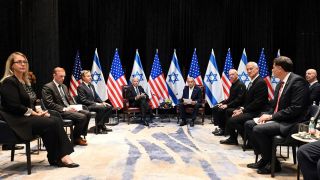 Joe Biden (Mitte links), PrÃ¤sident der USA, und Benjamin Netanjahu (Mitte rechts), MinisterprÃ¤sident von Israel, sitzen fÃ¼r GesprÃ¤che bei Bidens Israel-Besuch infolge des Terrorangriffs der Hamas zusammen (Bild: picture alliance / Avi Ohayon)