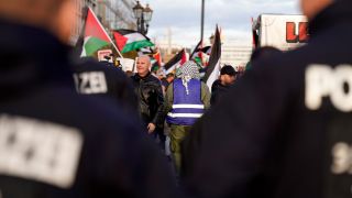 Polizisten stehen vor pro-palÃ¤stinensische Demonstranten.