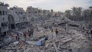 PalÃ¤stinenser betrachten die ZerstÃ¶rungen nach israelischer Bombardierung des Gazastreifens