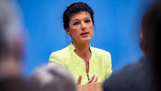 Sahra Wagenknecht auf der Pressekonferenz, auf der sie die GrÃ¼ndung einer eigenen Partei ankÃ¼ndigt