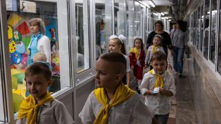 In Charkiw wurde in der U-Bahn-Station Universytet Metro eine Schule eingerichtet. 