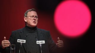 : Bodo Ramelow (Linke), MinisterprÃ¤sident des Landes ThÃ¼ringen, spricht beim Landesparteitag der sÃ¤chsischen Linken. (Bild: dpa / Sebastian Willnow) 