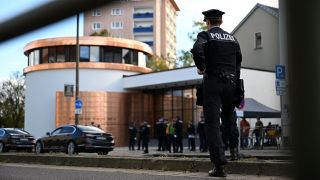 Ein Polizist schaut wÃ¤hrend der Einweihung der neu erbauten Synagoge in Dessau schaut von der gegenÃ¼berliegenden StraÃenseite auf den Eingang der Synagoge (Bild: dpa / Hendrik Schmidt)