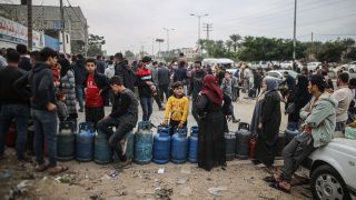 GeflÃ¼chtete PalÃ¤stinenserinnen und PalÃ¤stinenser warten vor einer Tankstelle auf die Ausgabe von HilfsgÃ¼tern (Bild: picture alliance / Mustafa Hassona)