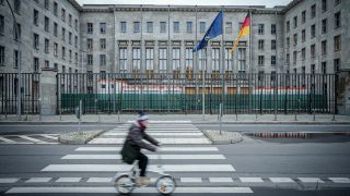 Ein Radfahrer fÃ¤hrt am Bundesministerium der Finanzen vorbei.