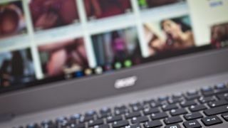 Eine Webseite mit pornografischen Videos auf einem Laptopbildschirm (Bild: picture alliance / Zoonar)