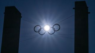 Die tiefstehende Sonne scheint durch einen der fÃ¼nf Ringe Ã¼ber dem Eingang zum Berliner Olympiastadion (Bild: dpa / Soeren Stache)