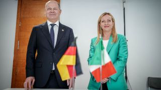 Bundeskanzler Olaf Scholz (SPD) und Giorgia Meloni, MinisterprÃ¤sidentin von Italien, am Rande des Informellen EU-Gipfels. (Bild: picture alliance/dpa | Kay Nietfeld)