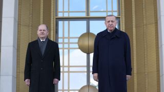 Archiivbild: Olaf Scholz und Recep Tayyip Erdogan stehen nebeneinander (Bild: picture alliance / AA | Murat Kula) 