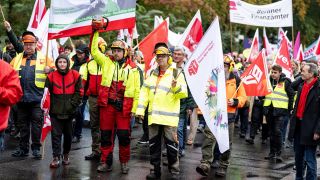 Archivbild: Ein Mitglied der Industriegewerkschaft Bauen Agrar Umwelt demonstriert vor dem Beginn der Tarifverhandlungen fÃ¼r den Ã¶ffentlichen Dienst der LÃ¤nder mit einer KettensÃ¤ge. (Bild: picture alliance/dpa | Fabian Sommer)