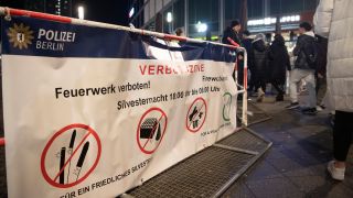 Ein Transparent weiÃt darauf hin, dass der Alexanderplatz eine BÃ¶llerverbotszone ist.