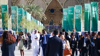 Teilnehmende der COP28 vor der Expo City in Dubai