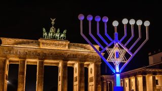 Brandenburger Tor und siebenarmiger Leuchter