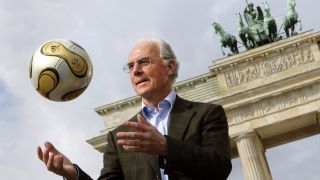 Franz Beckenbauer stellt vor dem Brandenburger Tor den goldenen FuÃball fÃ¼r das Finale der WM 2006 vor.