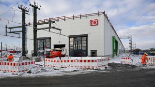 Die Halle 2 des neuen, im Bau befindlichen ICE-Bahnwerk.