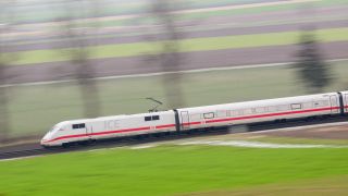 Ein ICE der Deutschen Bahn fÃ¤hrt auf der Strecke zwischen Hildesheim und Berlin (Bild: dpa / Julian Stratenschulte)