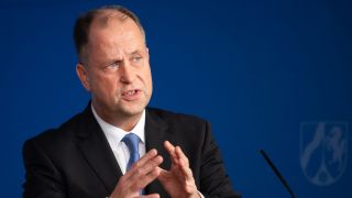 Archivbild: Joachim Stamp SonderbevollmÃ¤chtigter der Bundesregierung fÃ¼r Migrationsabkommen bei einer Pressekonferenz (Bild. picture alliance/dpa/Marius Becker)