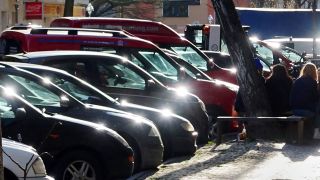 Autos parken in der Sonne in NeukÃ¶lln im Schillerkiez (Bild: picture alliance/dpa/Jens Kalaene)