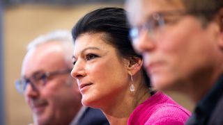 Sahra Wagenknecht, Parteivorsitzende des BÃ¼ndnis Sahra Wagenknecht, spricht wÃ¤hrend einer Pressekonferenz zu Journalisten (Bild: dpa / Lando Hass)