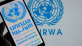 Das Logo der UN-Organisation fÃ¼r PalÃ¤stina-FlÃ¼chtlinge UNRWA ist auf einem Smartphone zu sehen (Bild: picture alliance / NurPhoto / Jonathan Raa)