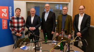 Das Forum mit Amelie Ernst, Kai Wegner, Dietmar Woidke, Dietmar Ringel und Jan Menzel (Bild: rbb/Oliver Ziebe)