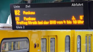 Ãber dem Bahnsteig auf dem Bahnhof Eberswalder StraÃe weist ein Display auf den bevorstehenden Streik bei der BVG am 02.02.2024 hin.